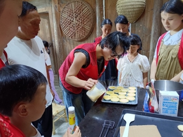 實踐隊隊員做蛋撻示范。重慶旅游職業(yè)學院供圖