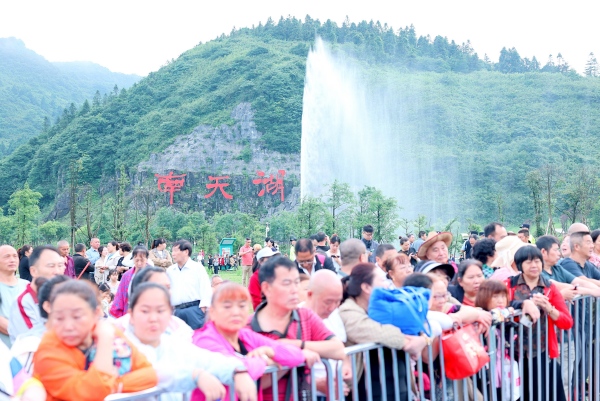 游客在南天湖畔避暑。南天湖景區(qū)供圖