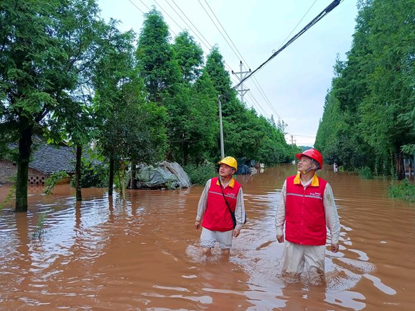 國家電網(wǎng)紅巖（榮昌）共產(chǎn)黨員服務(wù)隊隊員巡視線路受災(zāi)情況。國網(wǎng)重慶永川供電公司供圖