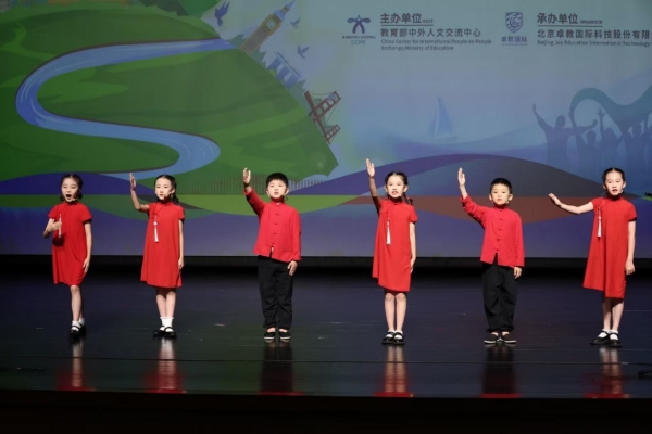 誦讀演繹川江號(hào)子。重慶兩江新區(qū)金山學(xué)校教育集團(tuán)供圖