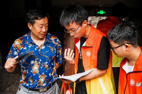  實踐團隊員對龔灘古鎮(zhèn)居民進行問卷調(diào)研。劉懷宇攝