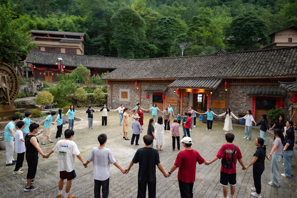 實(shí)踐團(tuán)與村民齊跳土家族擺手舞。西南大學(xué)供圖