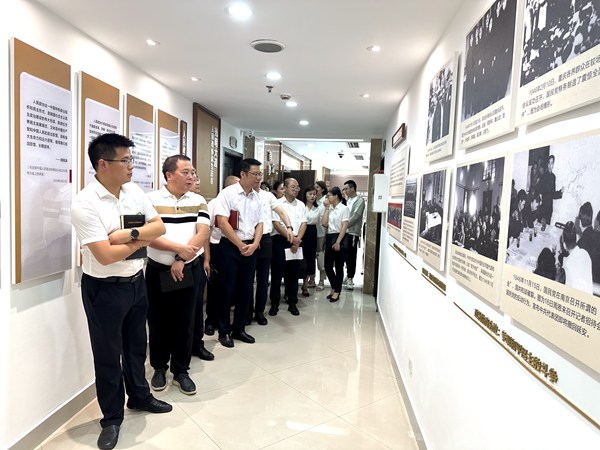 參觀了解發(fā)展脈絡(luò)。黃亞輝攝