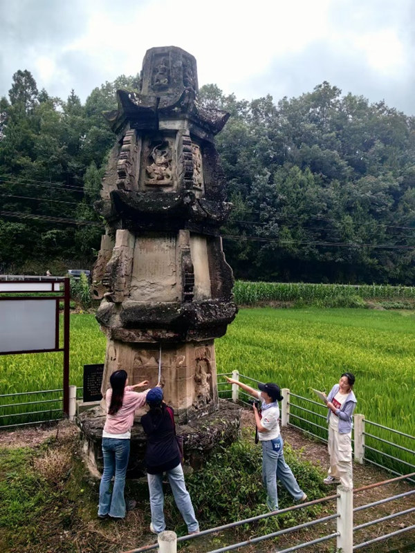 團(tuán)隊(duì)現(xiàn)場(chǎng)測(cè)繪云仙村字庫(kù)塔。四川美術(shù)學(xué)院供圖