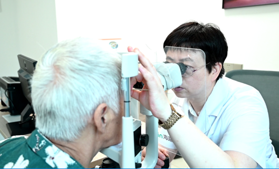 張曉城為患者檢查眼部狀況。重慶南坪愛(ài)爾眼科醫(yī)院供圖