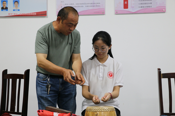 重慶理工大學(xué)重慶知識產(chǎn)權(quán)學(xué)院宣傳團(tuán)成員體驗(yàn)橫山昆詞樂器。重慶理工大學(xué)供圖
