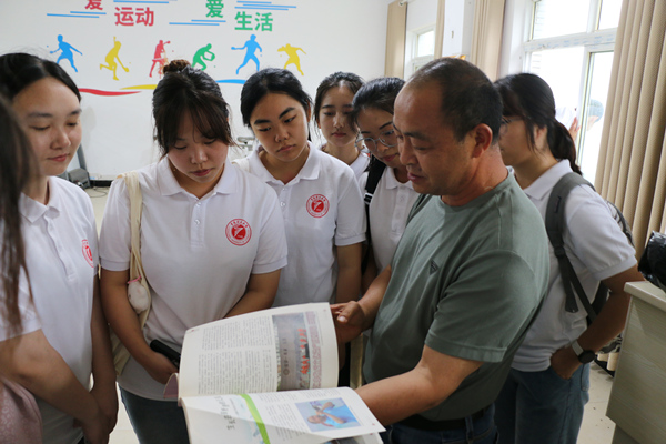 張?jiān)谄湔故緳M山昆詞宣傳冊。重慶理工大學(xué)供圖
