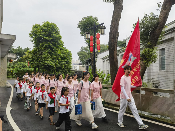實踐團走進巴南區(qū)光榮院。重慶財經(jīng)學(xué)院供圖
