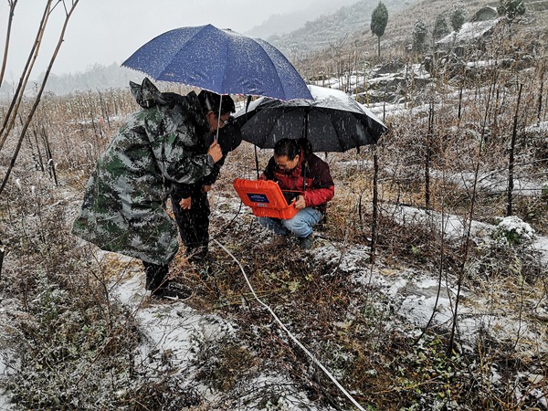 《大雪中的守護》。踏實做好地質(zhì)災(zāi)害防治工作，不分春夏秋冬。2023年12月26日，川東南勘察公司地質(zhì)駐守工程師王龍貴（左一）帶領(lǐng)項目組冒著大雪開展豐都縣武平鎮(zhèn)徐家院子地面塌陷勘查項目物探工作。楊彬攝