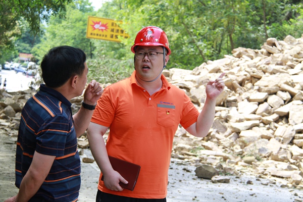 《黨員沖在一線》。 6月30日，身為黨員的107地質(zhì)隊(duì)駐守地質(zhì)工程師路正昆正在黔江區(qū)沙壩鎮(zhèn)G319國道沿線一處公路邊坡垮塌現(xiàn)場開展應(yīng)急處置工作。李明亮攝