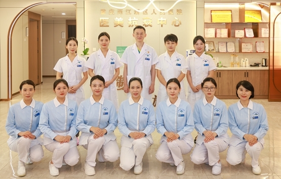 重慶兩江新區(qū)人民醫(yī)院醫(yī)美抗衰中心的整形美容碩博士醫(yī)護(hù)團(tuán)隊(duì)。曾英豪攝