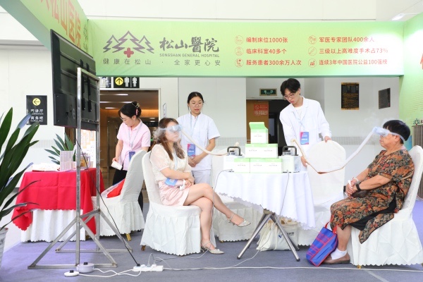 展覽會上市民體驗新型醫(yī)療設(shè)備?；顒又鬓k方供圖