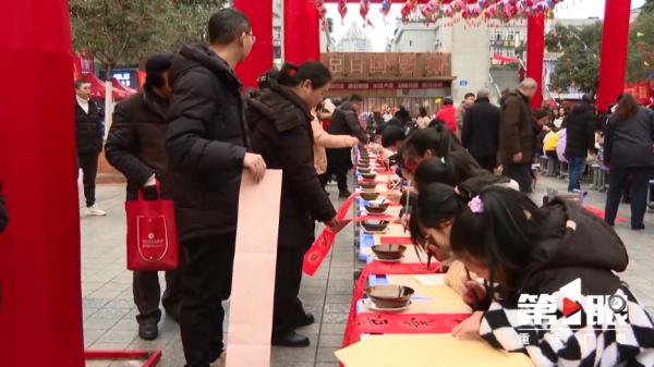 “寫春聯(lián)送祝?！被顒印Ａ荷叫W供圖