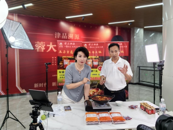 帶貨現(xiàn)場。江津區(qū)委宣傳部供圖