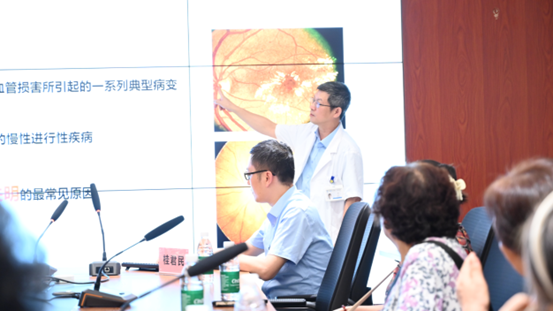 桂君民開展主題科普講座。重慶南坪愛爾眼科醫(yī)院供圖
