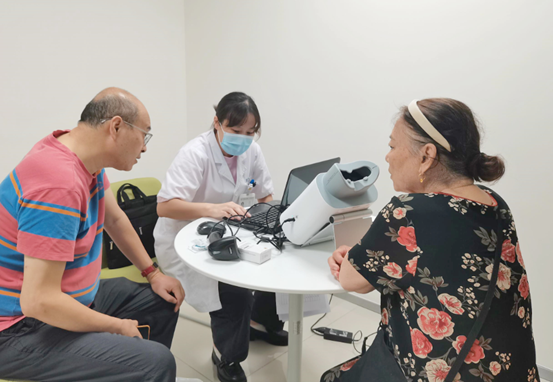 眼底病科醫(yī)生為糖尿病患者做AI眼底照相。重慶南坪愛爾眼科醫(yī)院供圖