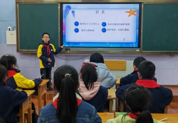 “九鼎小講壇”宣講員走班進(jìn)行宣講。重慶市南川區(qū)九鼎山小學(xué)校供圖