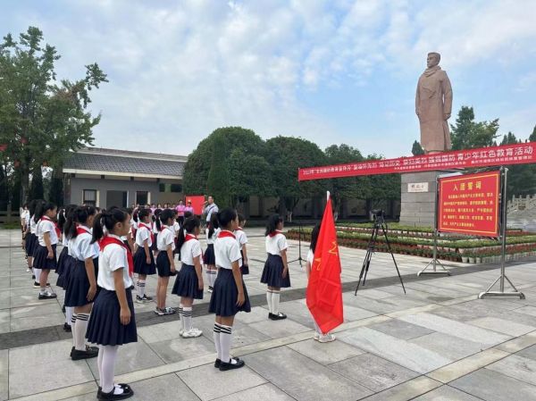 學(xué)校組織學(xué)生在楊闇公烈士陵園開展革命教育。潼南區(qū)人民小學(xué)校供圖