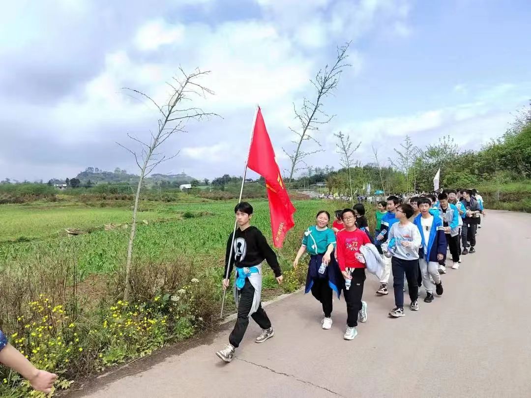 學校開展“四心向黨·行走的思政課”活動。錢塘中學供圖