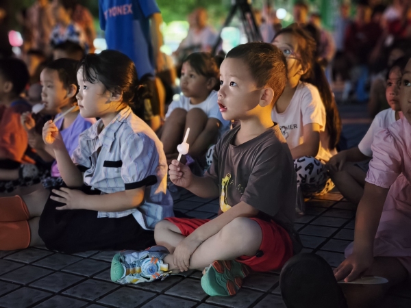 小朋友聚精會神觀看電影。黔江區(qū)委宣傳部供圖