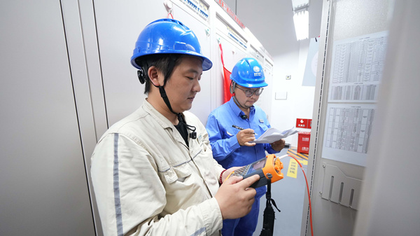 運維、檢修人員在金山500千伏變電站開展設(shè)備投運前的全面驗收工作，為3號主變帶電投運作準備。李濤攝