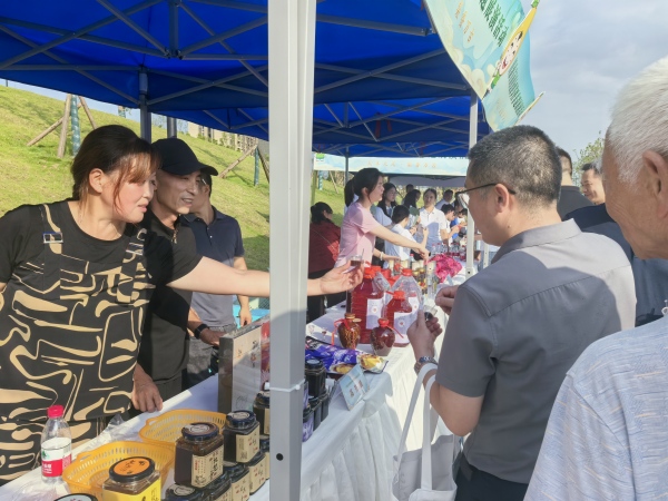鎮(zhèn)街農(nóng)特產(chǎn)品展銷現(xiàn)場(chǎng)。徐雯瑄攝