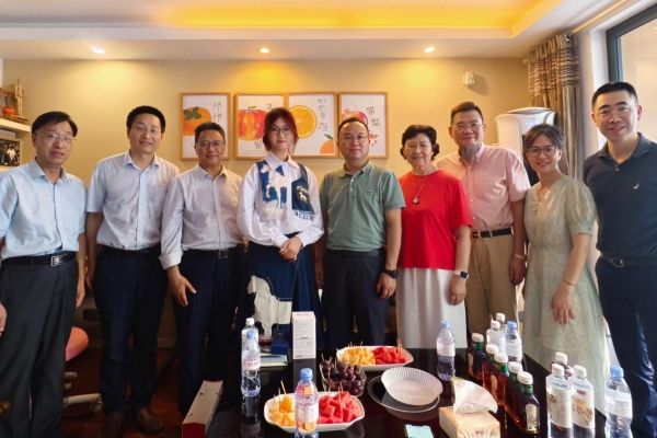 西南政法大學(xué)校長(zhǎng)林維和多位西政上海校友一起看望新生陳婧菲。受訪者供圖