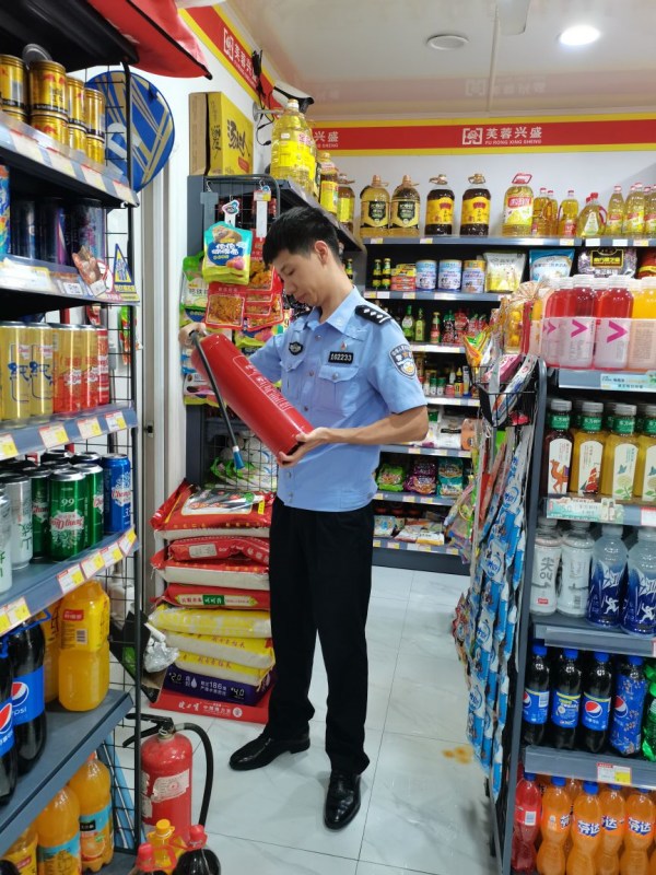 劉康檢查轄區(qū)內(nèi)消防設(shè)施。江北區(qū)委宣傳部供圖