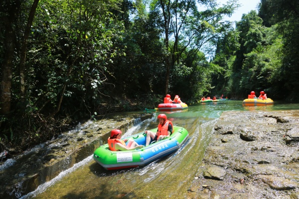 戶外漂流刺激體驗(yàn)。王秋月攝