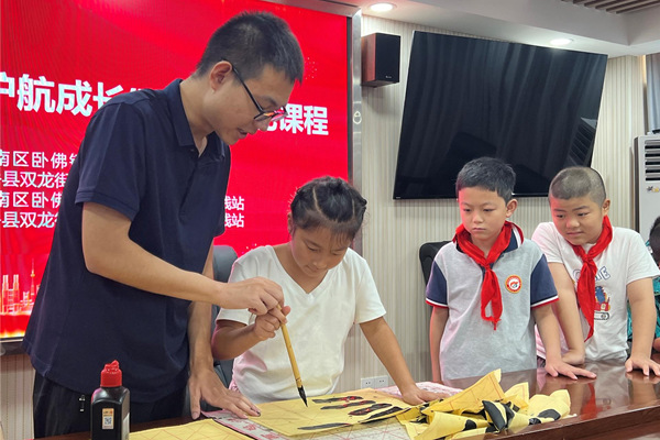 活動現(xiàn)場，孩子練習毛筆基本筆畫。潼南區(qū)委宣傳部供圖