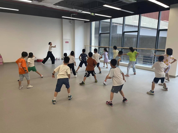 小朋友們參與身體鍛煉。李瑩攝