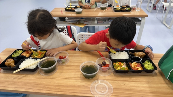 吃午餐。李若琳攝