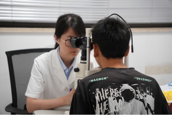 史月麗為患者檢查眼部情況。重慶普瑞眼科醫(yī)院供圖