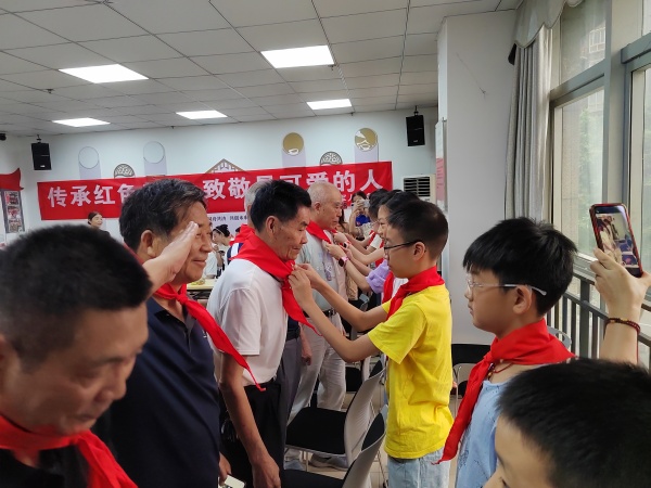 少先隊(duì)員為老兵獻(xiàn)上紅領(lǐng)巾。銀樺路社區(qū)供圖