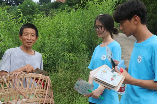 實踐團成員與老人面對面交流。重慶財經(jīng)學(xué)院供圖