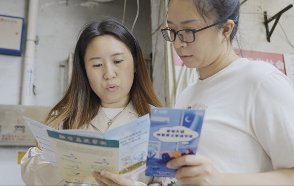 張潔為社區(qū)居民解答安全用電問題。國網(wǎng)重慶永川供電公司供圖