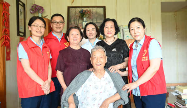 慰問(wèn)現(xiàn)場(chǎng)。重慶南坪愛爾眼科醫(yī)院供圖