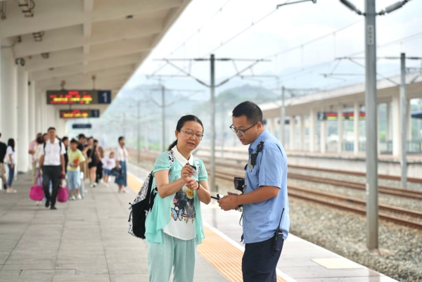 合川站工作人員為旅客提供咨詢服務(wù)。重慶北車務(wù)段供圖