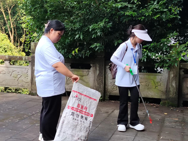 實(shí)踐團(tuán)成員開(kāi)展環(huán)境保護(hù)行動(dòng)。重慶財(cái)經(jīng)學(xué)院供圖