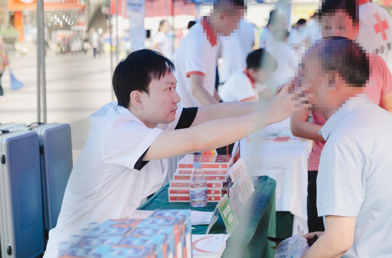 程淵為患者面診。重慶當代整形外科醫(yī)院供圖