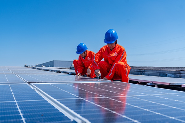 紅巖電管家開展屋頂光伏項(xiàng)目施放電纜作業(yè)。國網(wǎng)重慶永川供電公司供圖