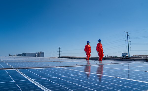 紅巖電管家巡檢屋頂光伏設(shè)備。國網(wǎng)重慶永川供電公司供圖