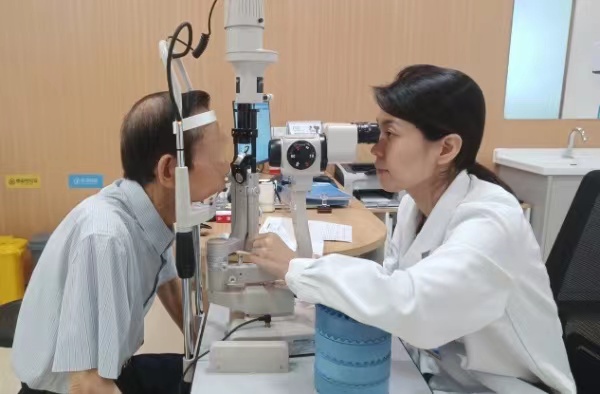 霍妍為患者檢查。華夏渝州眼科醫(yī)院供圖