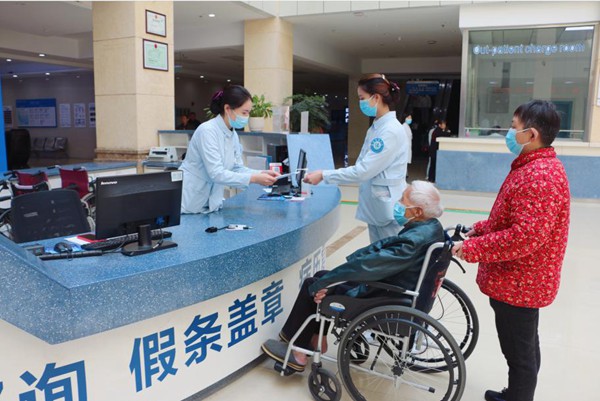 老人就醫(yī)。重慶合川宏仁醫(yī)院供圖