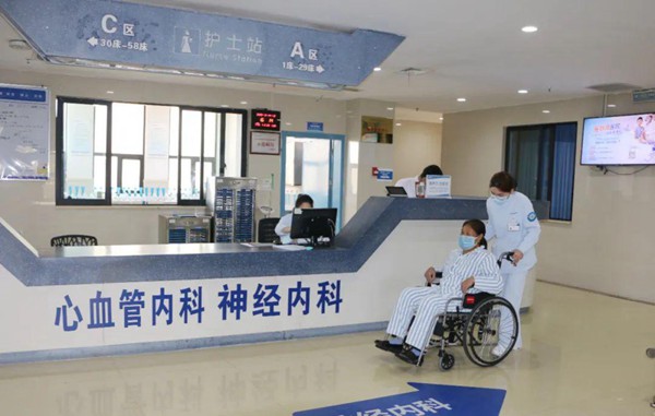 護士陪診。重慶合川宏仁醫(yī)院供圖
