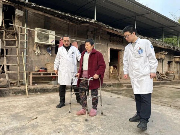 專家隨訪。重慶合川宏仁醫(yī)院供圖