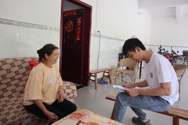 村民們向?qū)嵺`團(tuán)高興地介紹這些年雞鳴鄉(xiāng)的變化。謝瀅攝