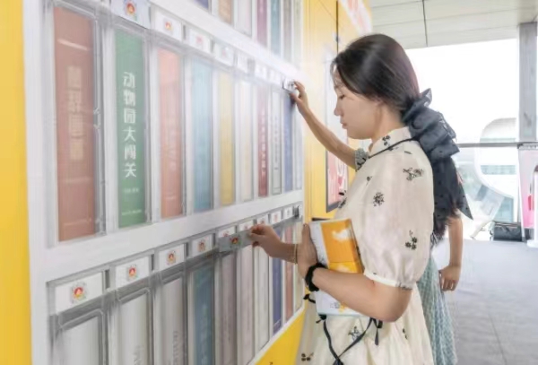 市民參與“巴掌書(shū)”文化幸運(yùn)貼抽獎(jiǎng)活動(dòng)。巴南區(qū)圖書(shū)館供圖