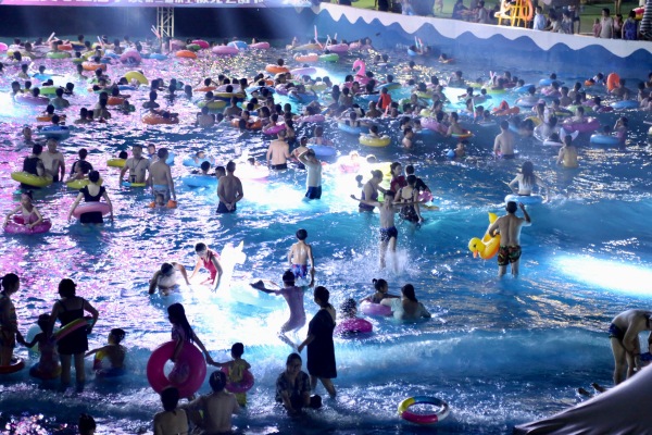 夜晚的水上樂園。景區(qū)供圖