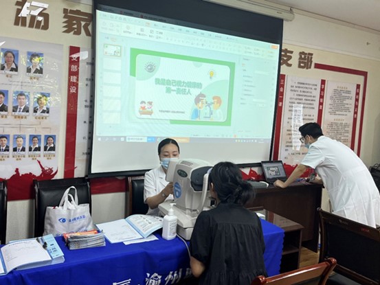 視力檢查現(xiàn)場。華廈渝州眼科醫(yī)院供圖